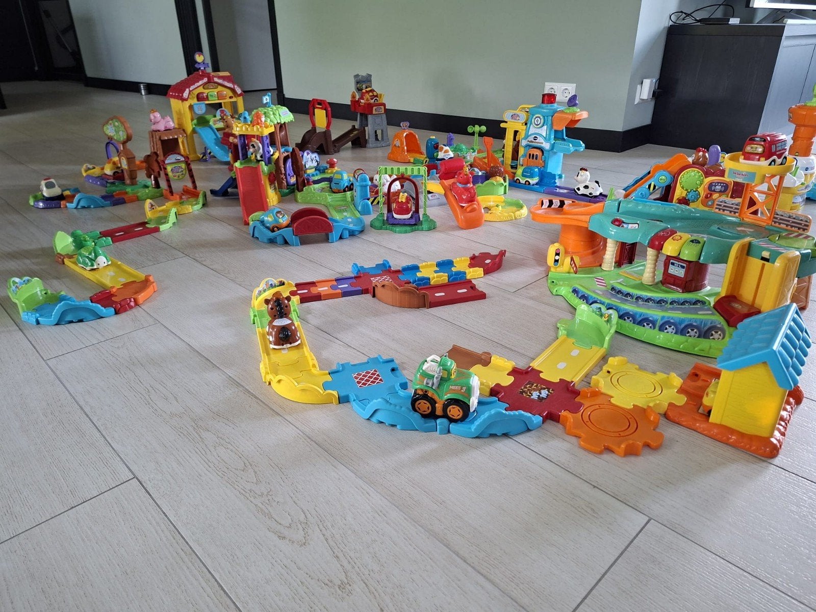 V-tech garage, school, boomhut, luchthaven, bus en politiebu, Kinderen en Baby's, Speelgoed | Vtech, Ophalen, Zo goed als nieuw