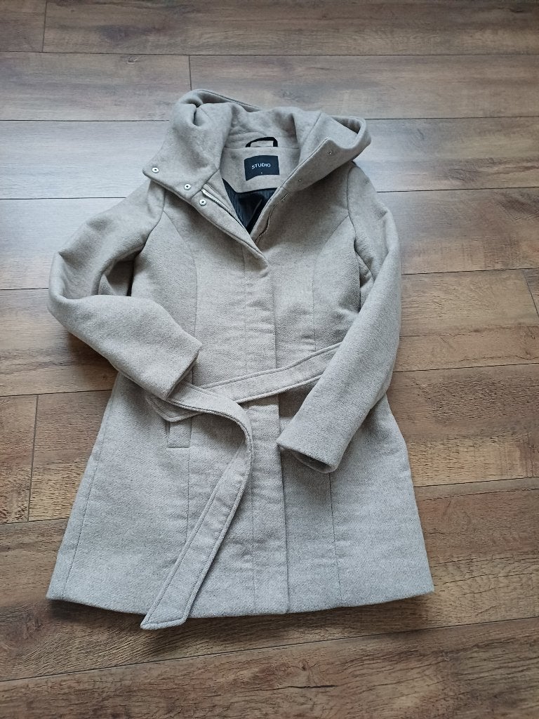 leuke beige studio mantel 36, Ophalen of Verzenden, Nieuw, Maat 36 (S), Beige