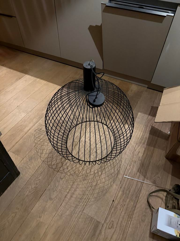 Moderne Zwarte Metalen Hanglamp - Draadontwerp, Huis en Inrichting, Lampen | Hanglampen, Ophalen, Gebruikt, Metaal, 50 tot 75 cm