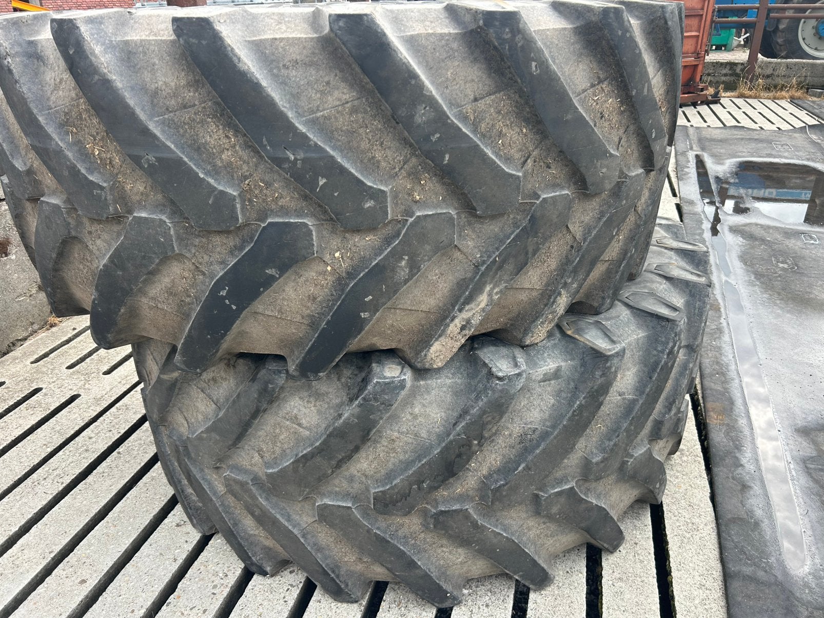 Set Pirelli banden 650/65R38, Ophalen