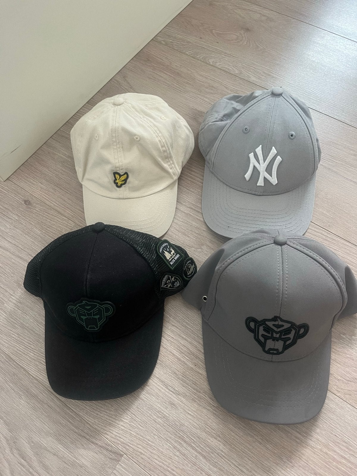 Diverse kinderpetten - Super Mario, FC Barcelona, Zwarte Cro, Ophalen of Verzenden, Gebruikt, Jongetje of Meisje, Pet