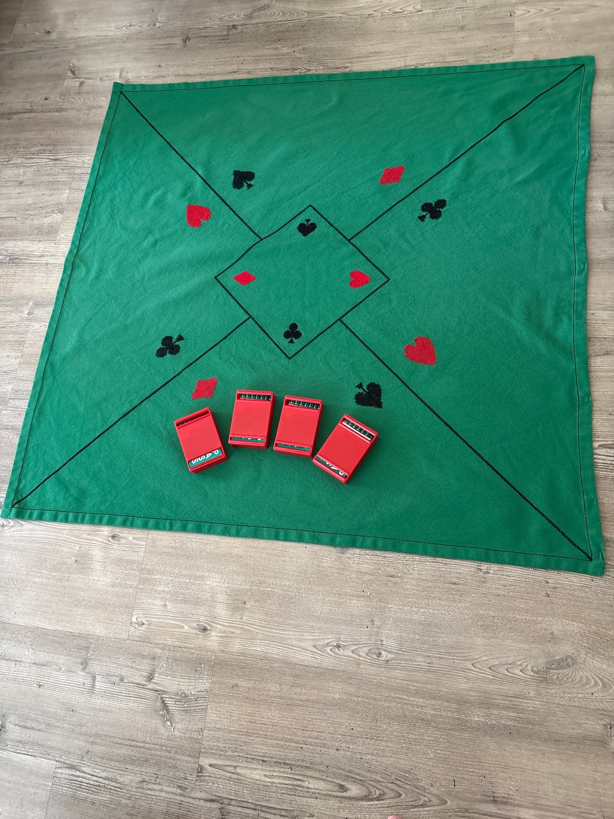 Bridge Spelset met Speelkleed en 4 Biedboxen, Drie of vier spelers, Ophalen of Verzenden, Zo goed als nieuw