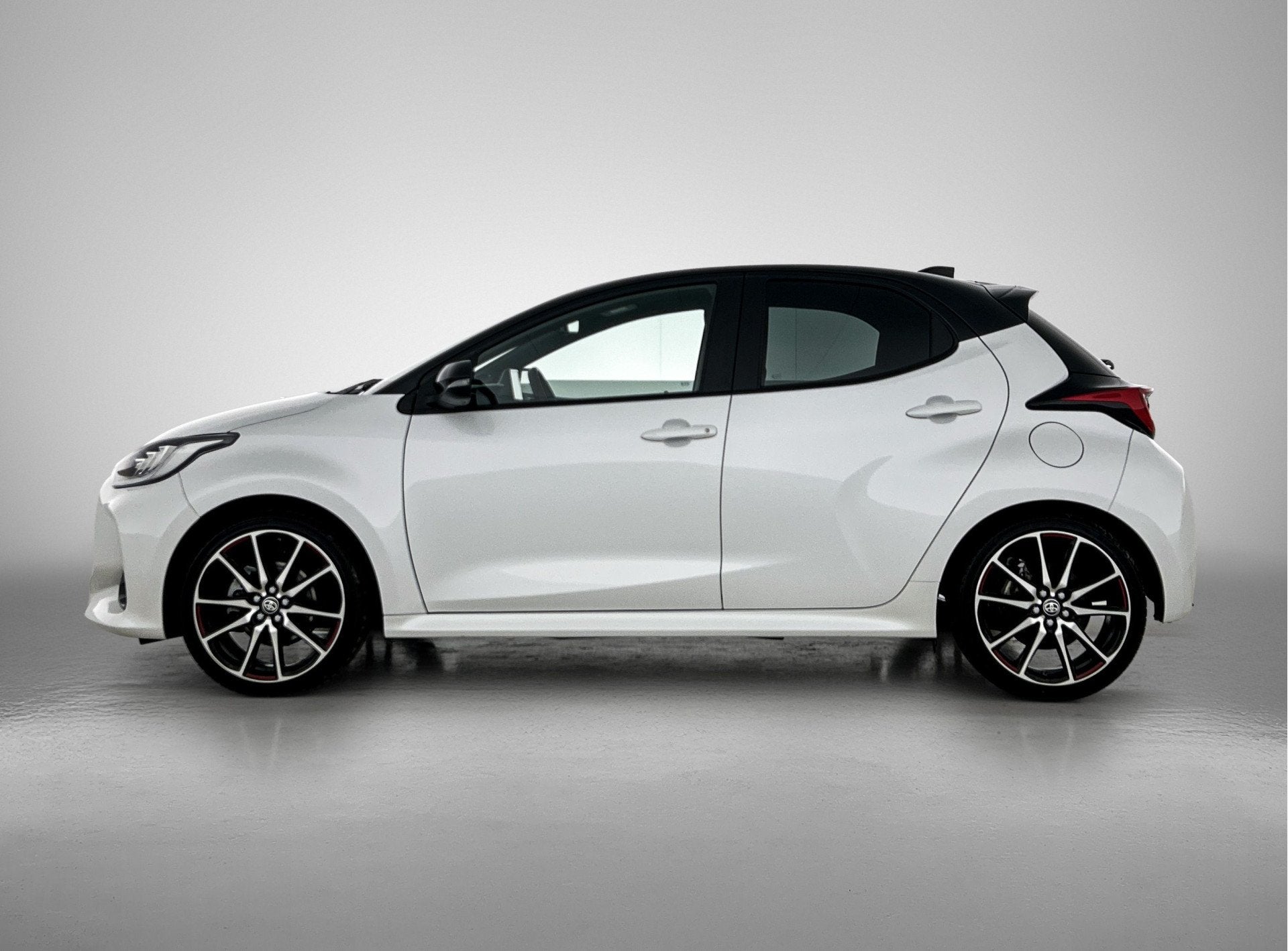 Toyota Yaris 1.5 Hybrid GR Sport Limited | Dealeronderhouden, 12 maanden, 450 kg, Gebruikt, Stoelverwarming