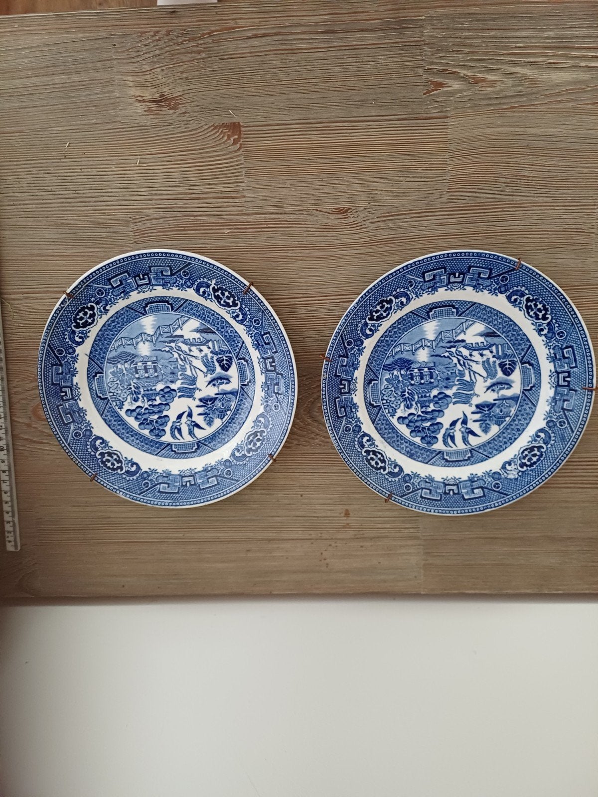 Twee antieke blauw-witte wandborden, 'Willow' patroon, Antiek en Kunst, Antiek | Wandborden en Tegels, Ophalen of Verzenden