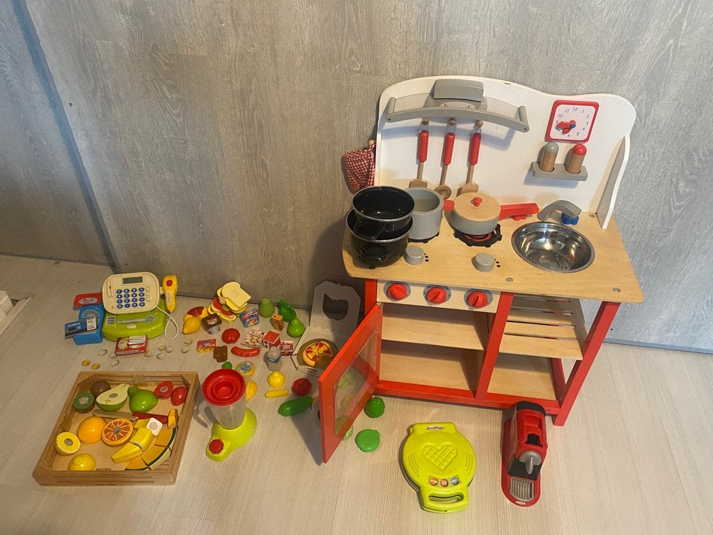 Speelkeukentje New Classic Toys met veel accessoires, Ophalen, Gebruikt, Hout, Speelkeuken