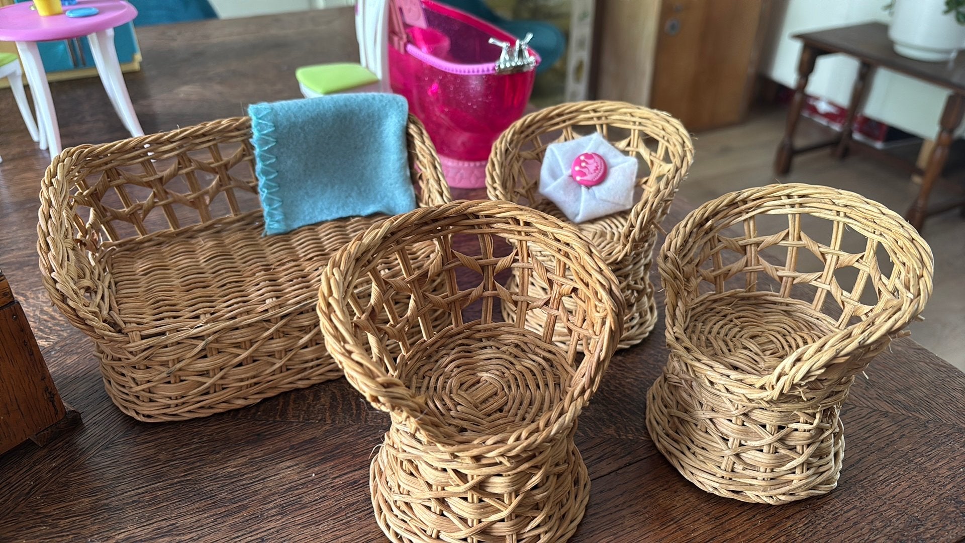 Vintage rotan Barbiemeubels en houten kastje, Ophalen, Gebruikt, Poppenhuis