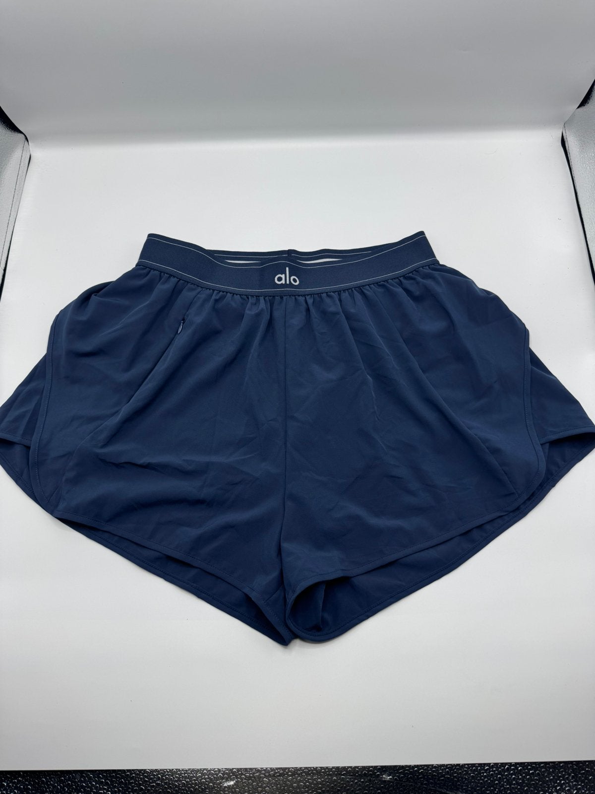 Alo Yoga Match Point Short Navy – M – Nieuw met kaartje, Maat 38/40 (M), Blauw, Nieuw, Ophalen of Verzenden