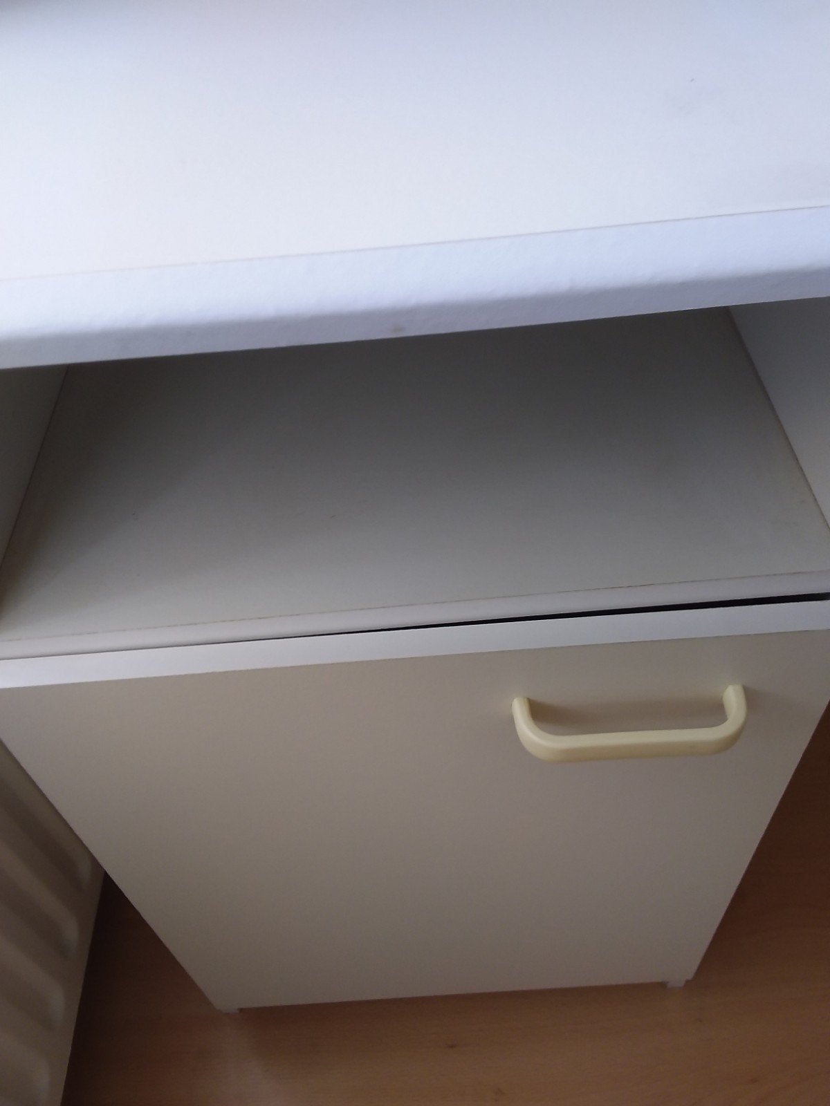 Bureau  is wit en stoel bruin stoel is ook punt gaaf!!, Ophalen, Zo goed als nieuw