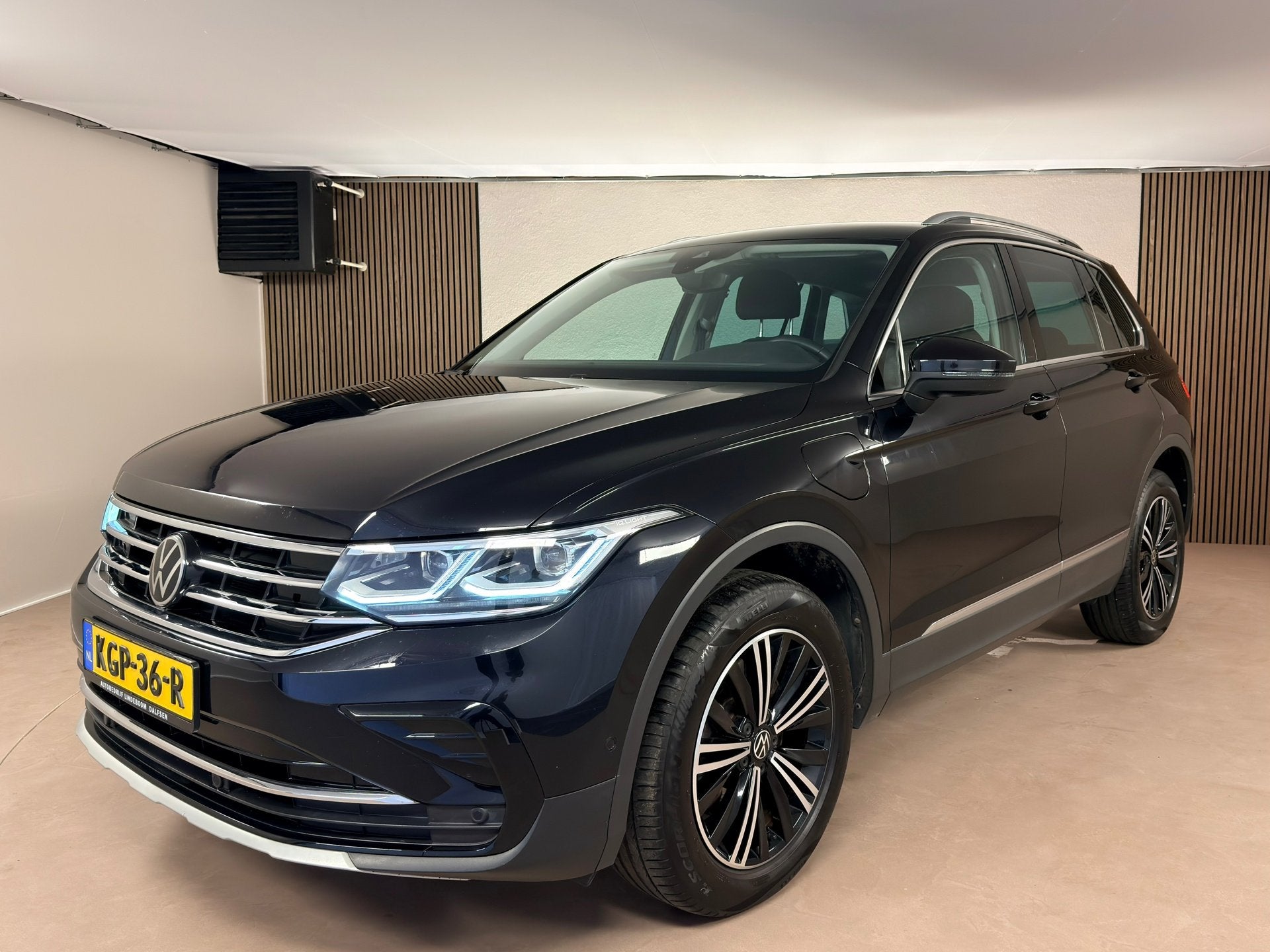 Volkswagen TIGUAN 1.4 TSI eHybrid ACC, Stoelverwarming, Came, 1716 kg, 4 cilinders, 150 pk, Zwart