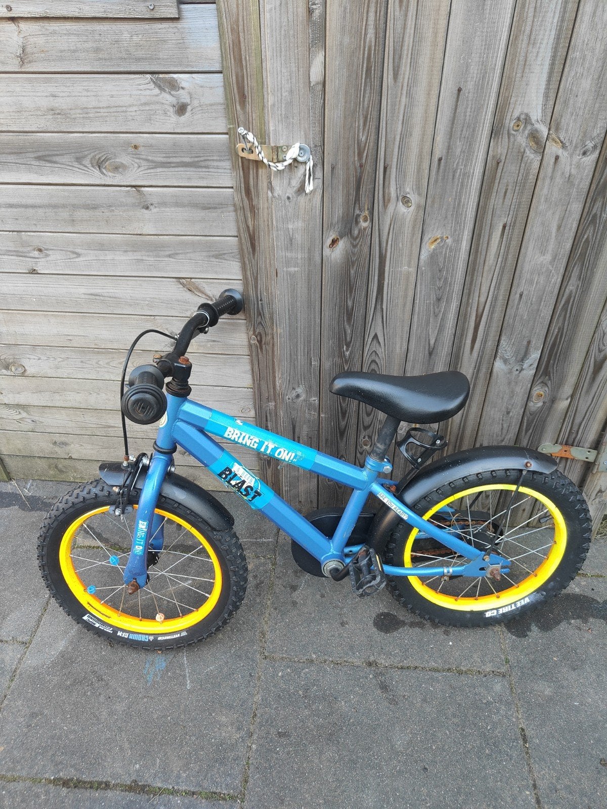 Kinderfiets Blast 16 inch - Blauw met gele velgen, Fietsen en Brommers, Ophalen, Velgrem, Blast, 16 tot 20 inch