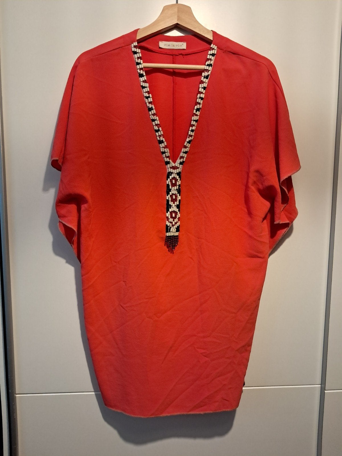 Nieuwe robijnrode tuniek met kralen XL, Vie-e-Vie, Maat 46/48 (XL) of groter, Nieuw, Ophalen of Verzenden