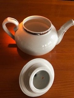Foto 3 van PILLIVUYT  Prachtige theepot Wit met zilveren rand
