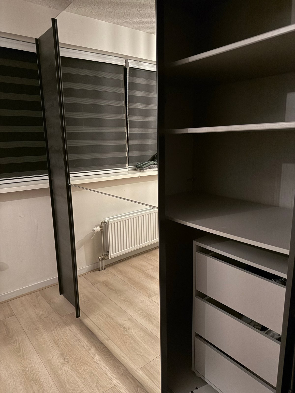 Grote kledingkast met schuifdeuren en spiegel, Gebruikt, 150 tot 200 cm, 150 tot 200 cm, Overige houtsoorten