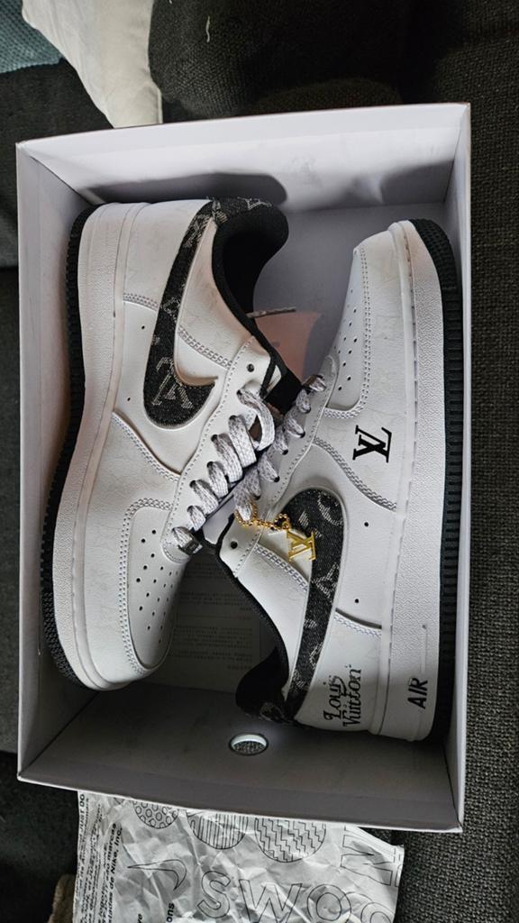 Louis vuitton Nike special made maat 43 Nieuw!, Kleding | Heren, Schoenen, Ophalen of Verzenden, Nieuw