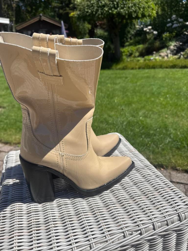 Stijlvolle beige lakleren cowboylaarzen mt 38, Beige, Lage of Enkellaarzen, Ophalen of Verzenden, Zo goed als nieuw