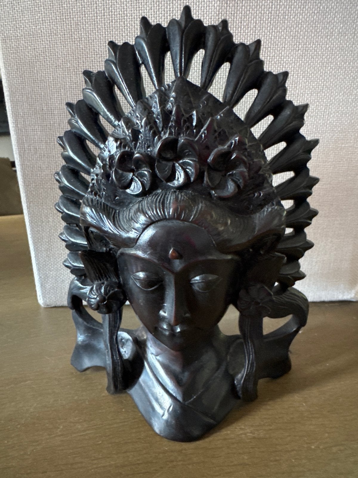 Houten Balinese Buste - Handgesneden Vrouwenhoofd, Antiek en Kunst, Buste, Ophalen of Verzenden, Handgemaakt, 20 - 50 cm