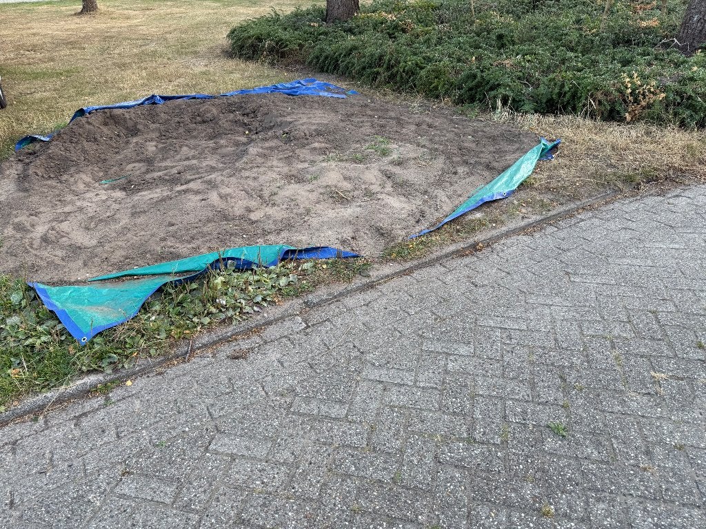 Gratis zwarte grond of tuinaarde schoon ong. 1 kuub/m3, Tuin en Terras, Aarde en Mest, Ophalen, Tuinaarde