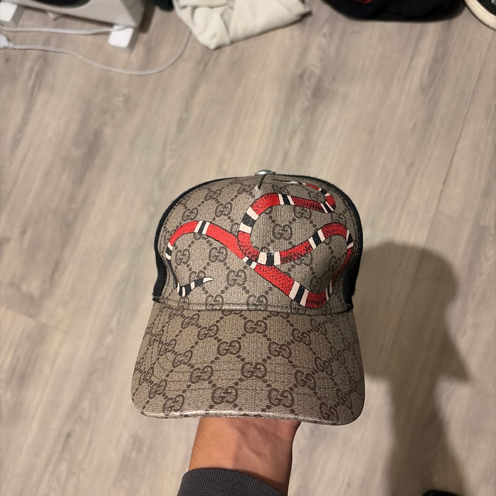 Gucci pet met slangenprint en GG-monogram, Kleding | Dames, Ophalen of Verzenden, Zo goed als nieuw, One size fits all, Pet