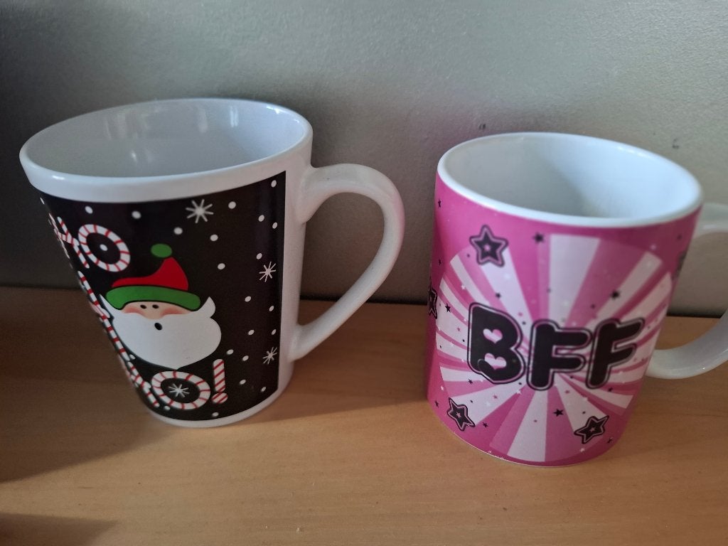 BEKERS, 1 KERSTBEKER EN 1 BFF BEKER, Ophalen of Verzenden, Zo goed als nieuw