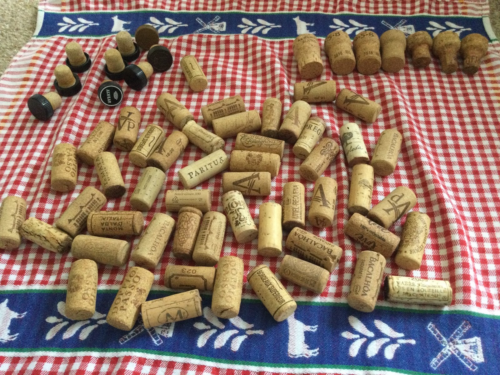 50 Wijnkurken, 7 champagne kurken en 10 kurken met kunststof, Ophalen of Verzenden, Zo goed als nieuw, Gereedschap of Toebehoren