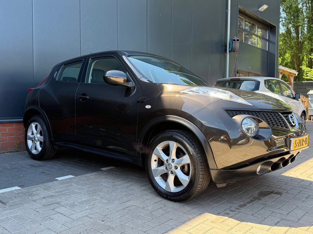 Nissan Juke Tekna 1.6 (12 mnd BOVAG-garantie), Auto's, Nissan, Parkeersensor, Zwart, 4 cilinders, 49 €/maand