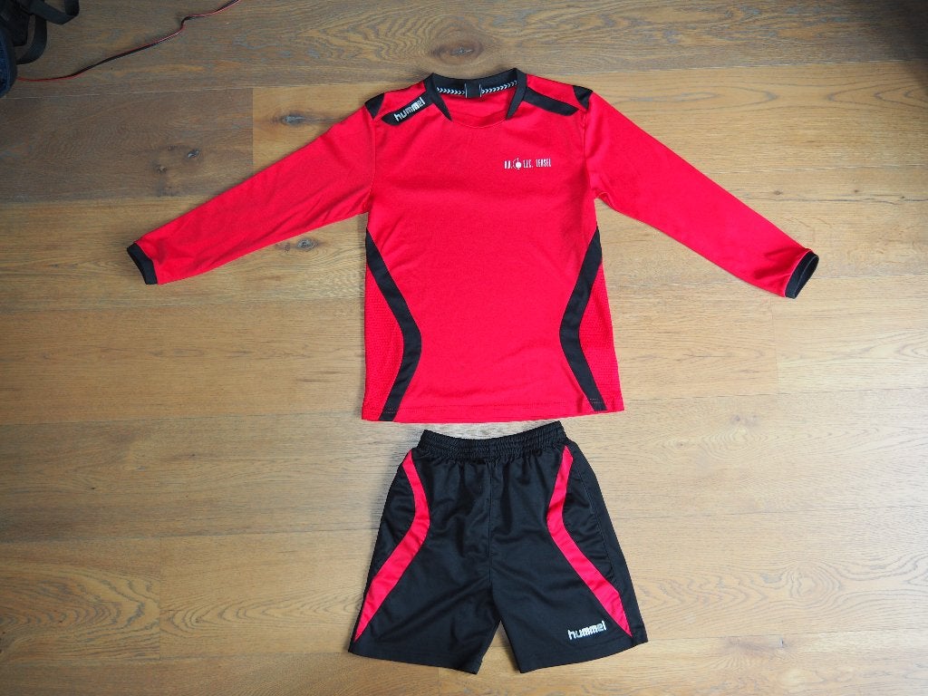 Voetbal shirt en broekje Hummel maat 152 (EFC Eersel), Ophalen, Gebruikt, Jongen of Meisje, Sport- of Zwemkleding