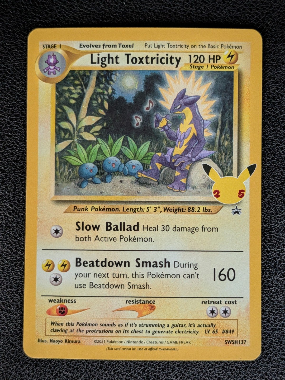 Light Toxtricity SWSH137 Pokemon Promo Holo Kaart, Hobby en Vrije tijd, Verzamelkaartspellen | Pokémon, Ophalen of Verzenden, Zo goed als nieuw