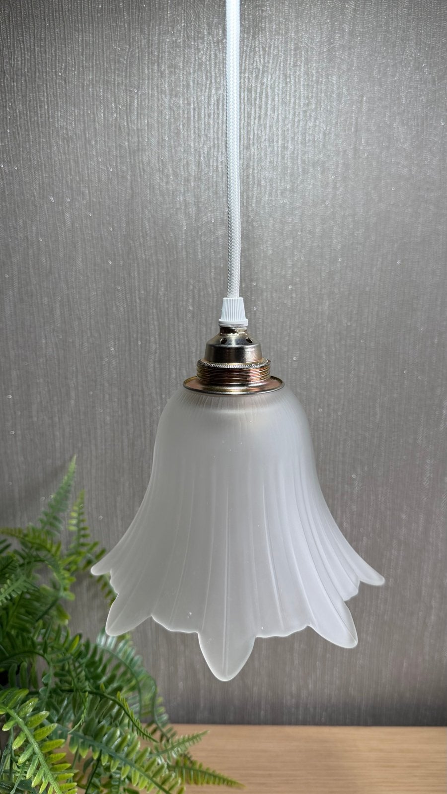 Tulpvormig mat glazen lampenkapje., Huis en Inrichting, Lampen | Lampenkappen, Overige typen, Wit, Ophalen of Verzenden, Zo goed als nieuw