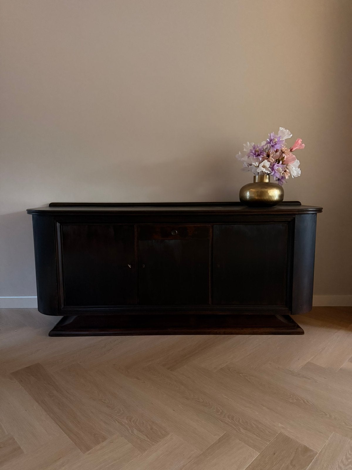 Prachtig vintage dressoir – walnoot hout – ronde zijkanten, Ophalen, 150 tot 200 cm, Met lade(s), Zo goed als nieuw