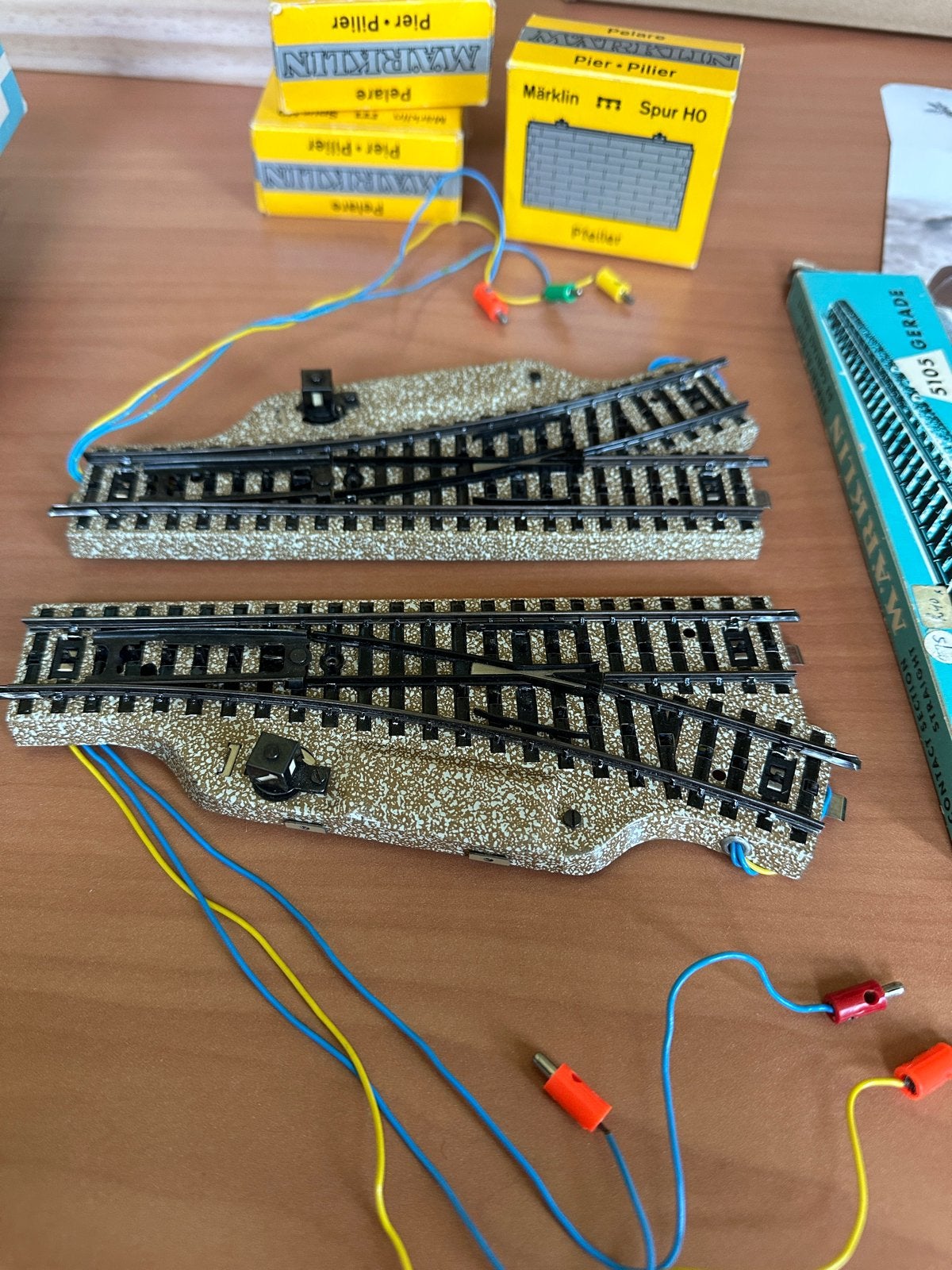 2x Märklin H0 M-rail Elektrische Wissels (Links & Rechts), Wisselstroom, Gebruikt, Rails, Ophalen of Verzenden