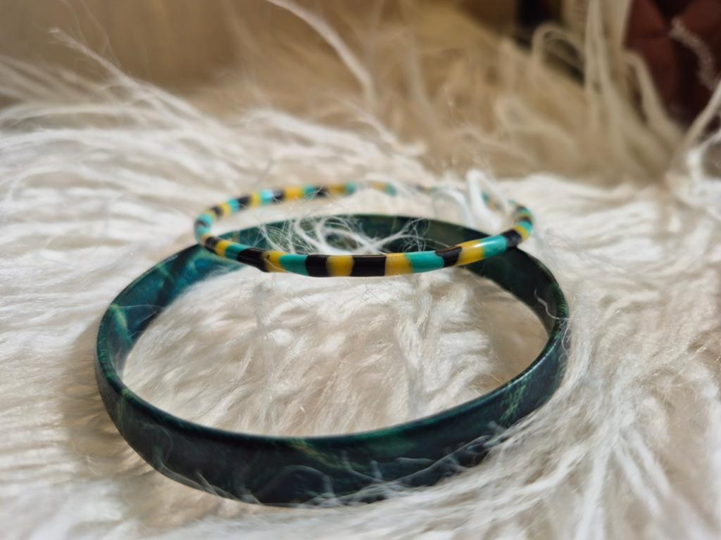 2 armbanden donker turquoise groen leer en rubber., Ophalen of Verzenden, Nieuw, Groen, Overige materialen
