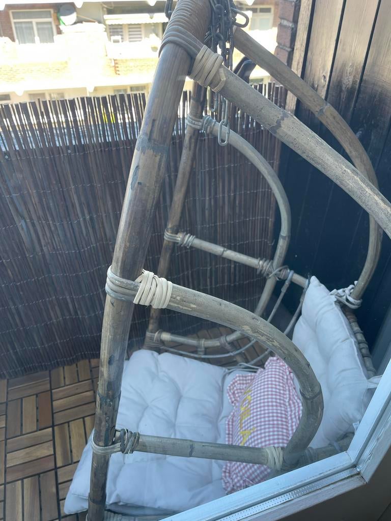 Mooie rotan hangstoel met beige kussen en ophangsysteem, Ophalen, Gebruikt, Rotan, Stoel
