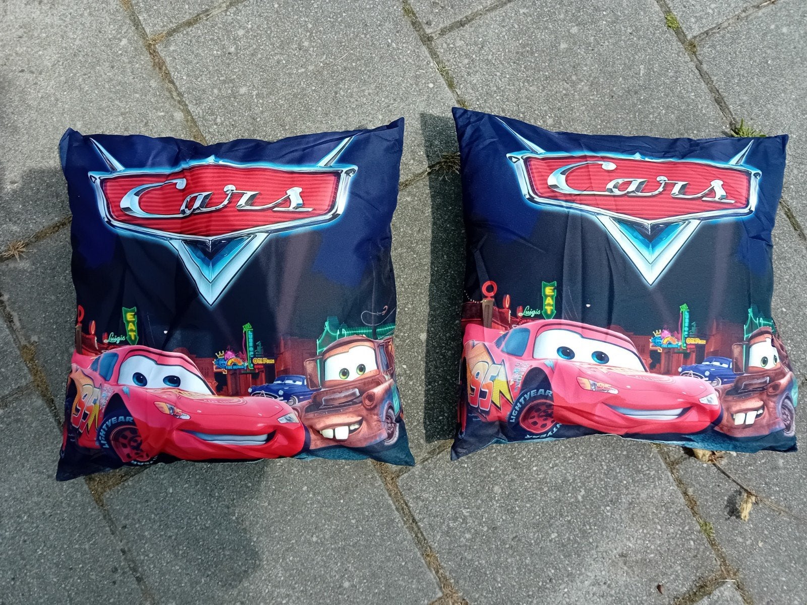 2 cars kussens, Ophalen of Verzenden, Zo goed als nieuw, Kleed of Kussen