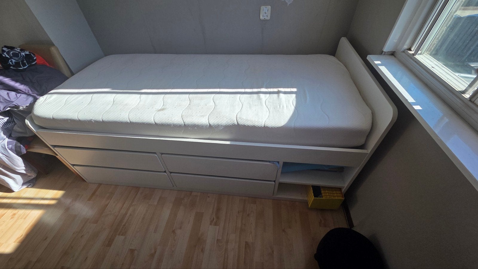 Halfhoogslaper met 4 lades, 2 open vakken en matras, Ophalen, Eenpersoons, Wit, Hout