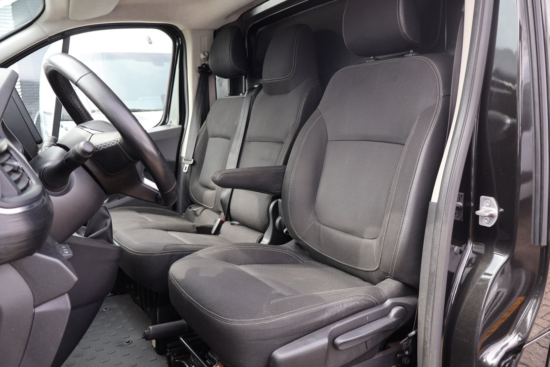Renault Trafic 2.0 dCi 150pk L2 H1 Work Edition Automaat, Stof, Gebruikt, Euro 6, 4 cilinders