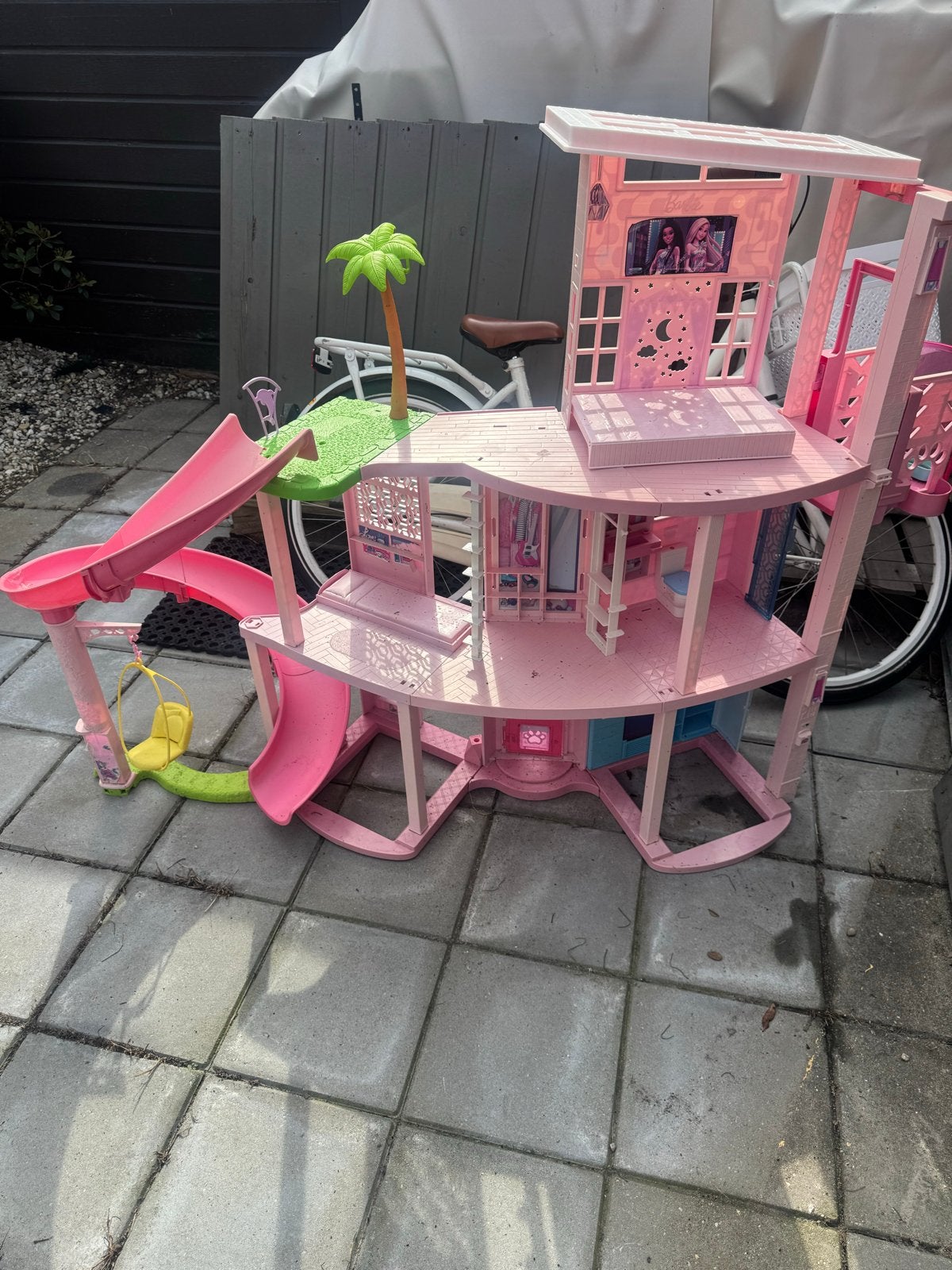 Grote Barbie Droomhuis met glijbaan en accessoires, Ophalen of Verzenden, Gebruikt, Meisje