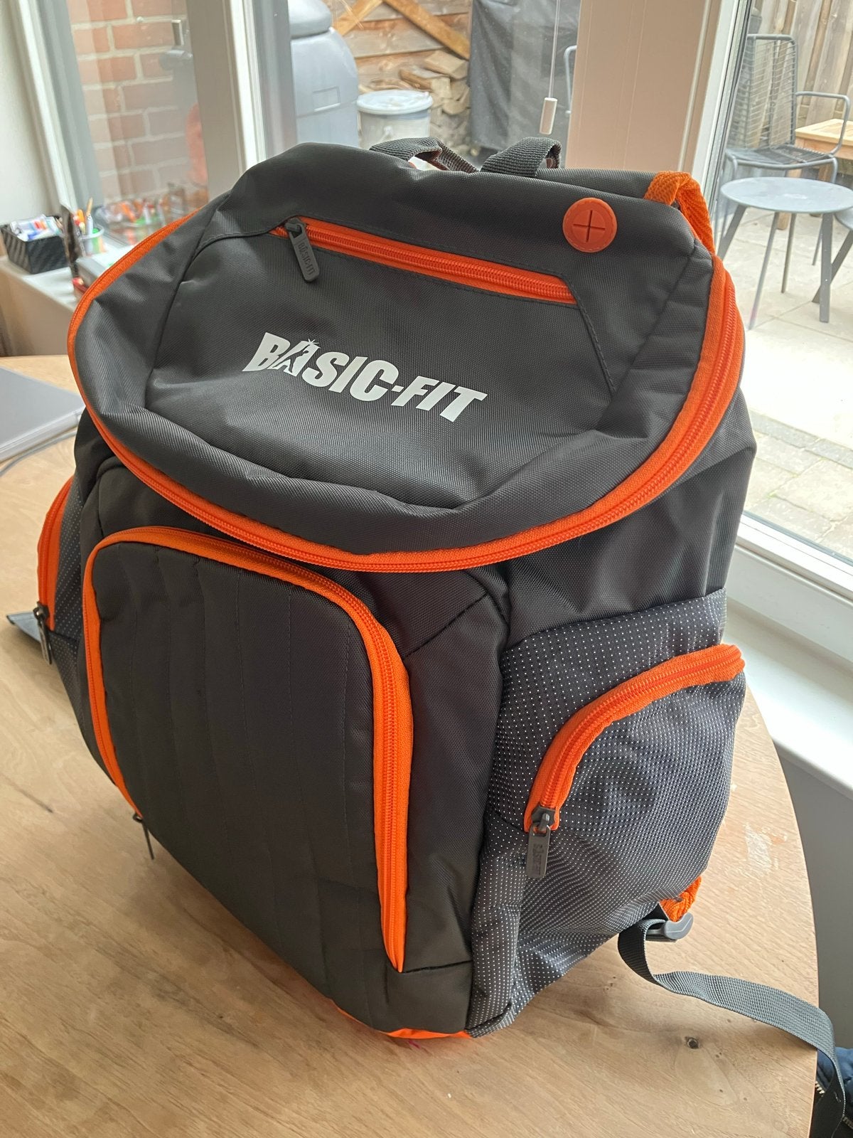 Basic-Fit rugzak - Grijs met oranje accenten, Sieraden, Tassen en Uiterlijk, Tassen | Rugtassen, Ophalen of Verzenden, Nieuw, 25 tot 40 cm