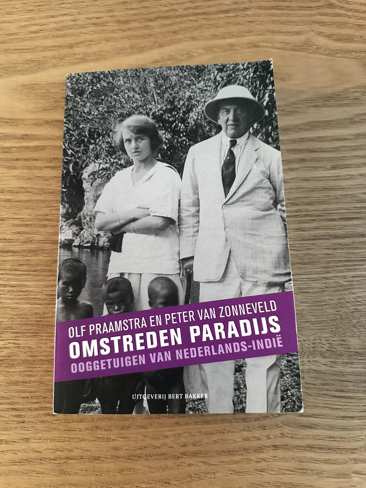 Omstreden paradijs, Boeken, Ophalen of Verzenden, Zo goed als nieuw