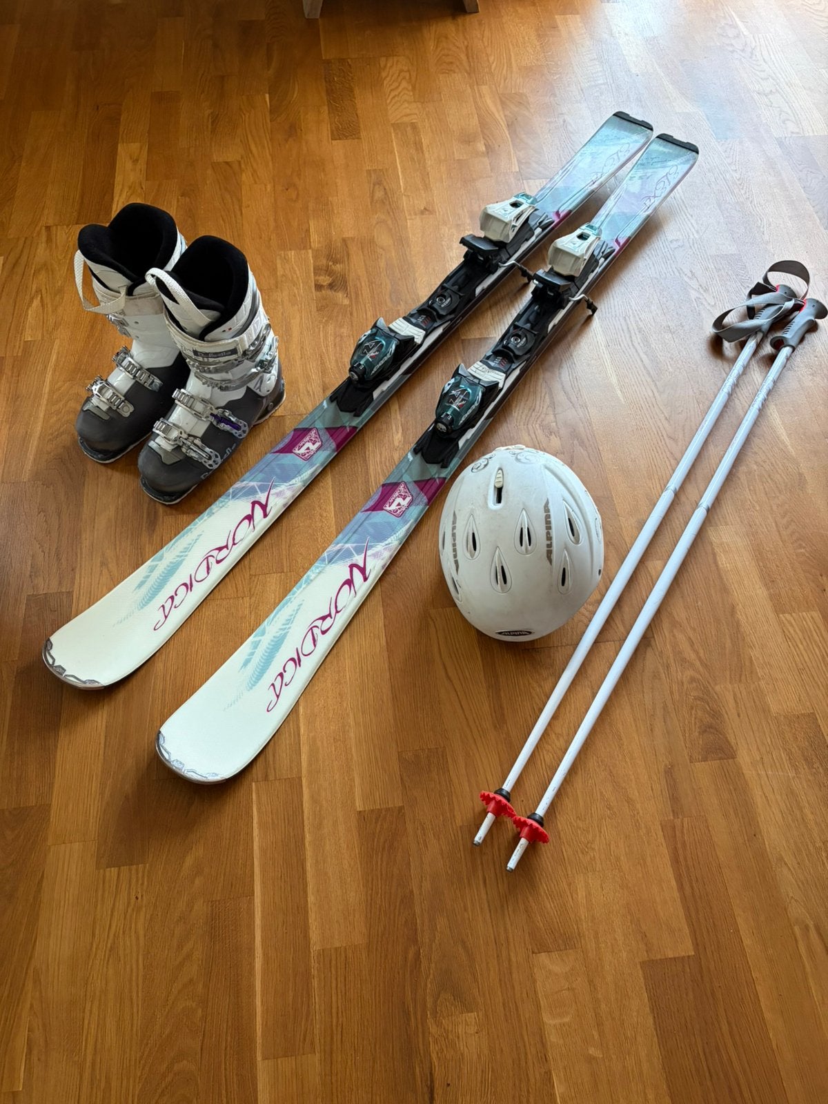 Nordica ski’s + skistokken + skischoenen + skihelm, Ophalen, 160 tot 180 cm, Zo goed als nieuw, Nordica
