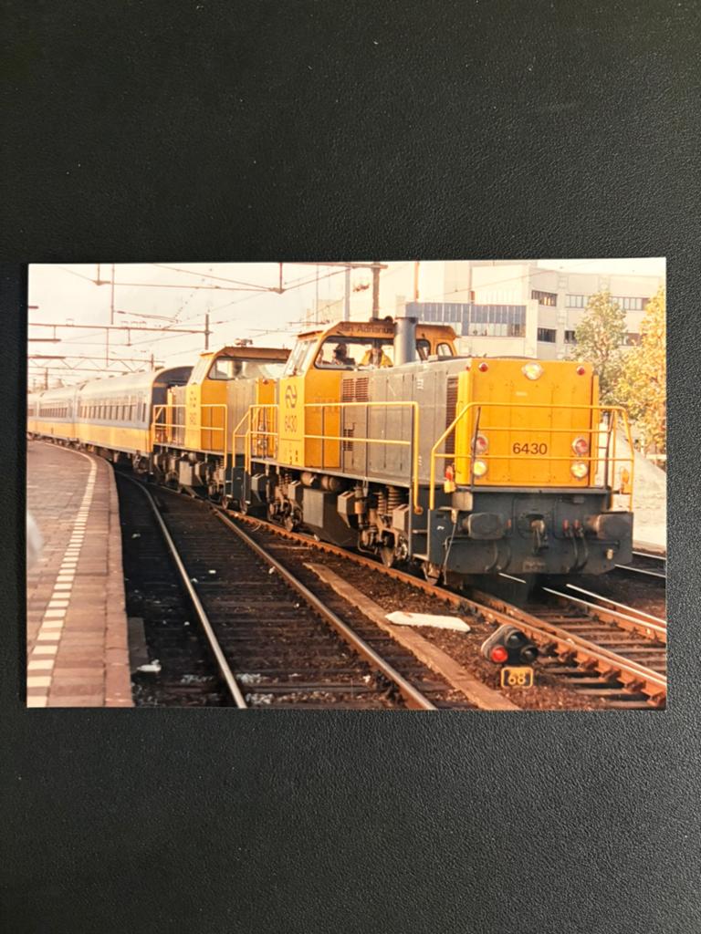 Foto diesellocomotieven NS 6430 en 6462 te Utrecht (±1995), Ophalen of Verzenden, Gebruikt, Trein