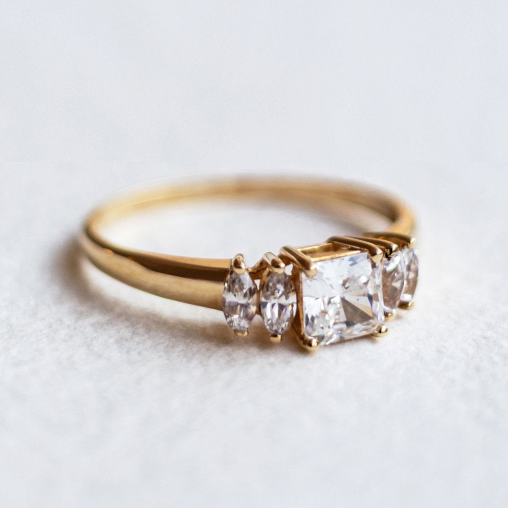 Vintage 9K gouden dress ring met CZ - 19, Ophalen of Verzenden, Zo goed als nieuw, 17 tot 18, Met edelsteen