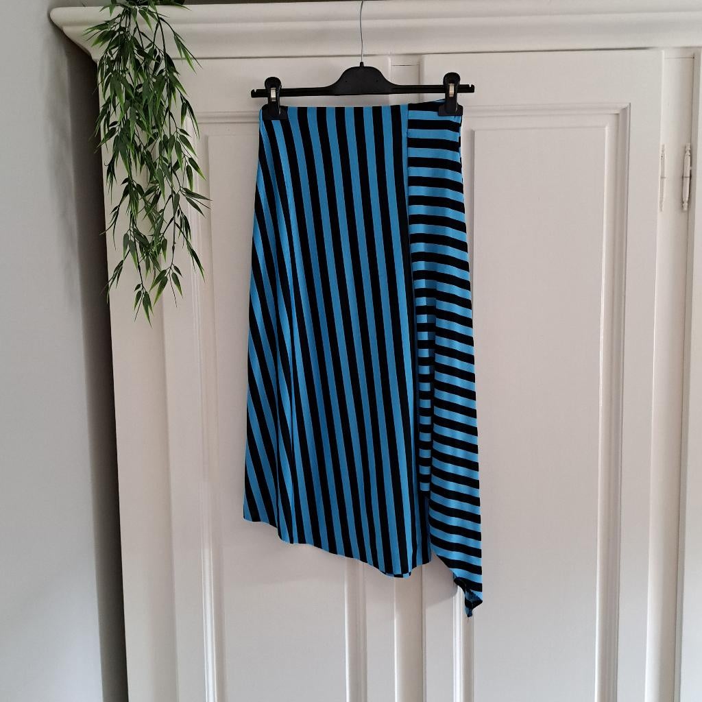 Leuke asymmetrisch gestreepte rok van Pull & Bear, maat S., Blauw, Ophalen of Verzenden, Zo goed als nieuw, Onder de knie