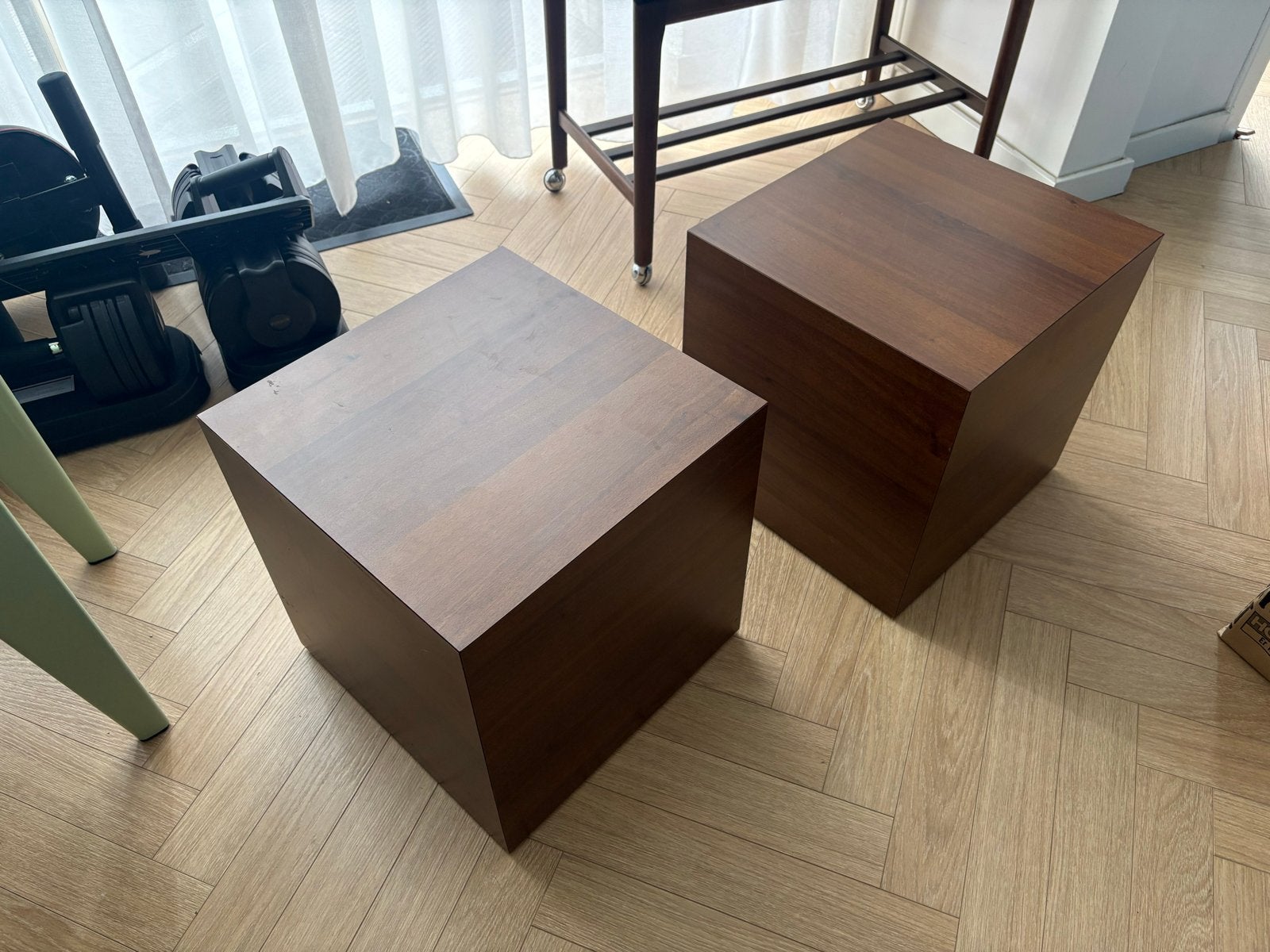 Set van 2 bijzettafels/kubussen in notenhout-look, Ophalen, Minder dan 45 cm, Gebruikt, Vierkant