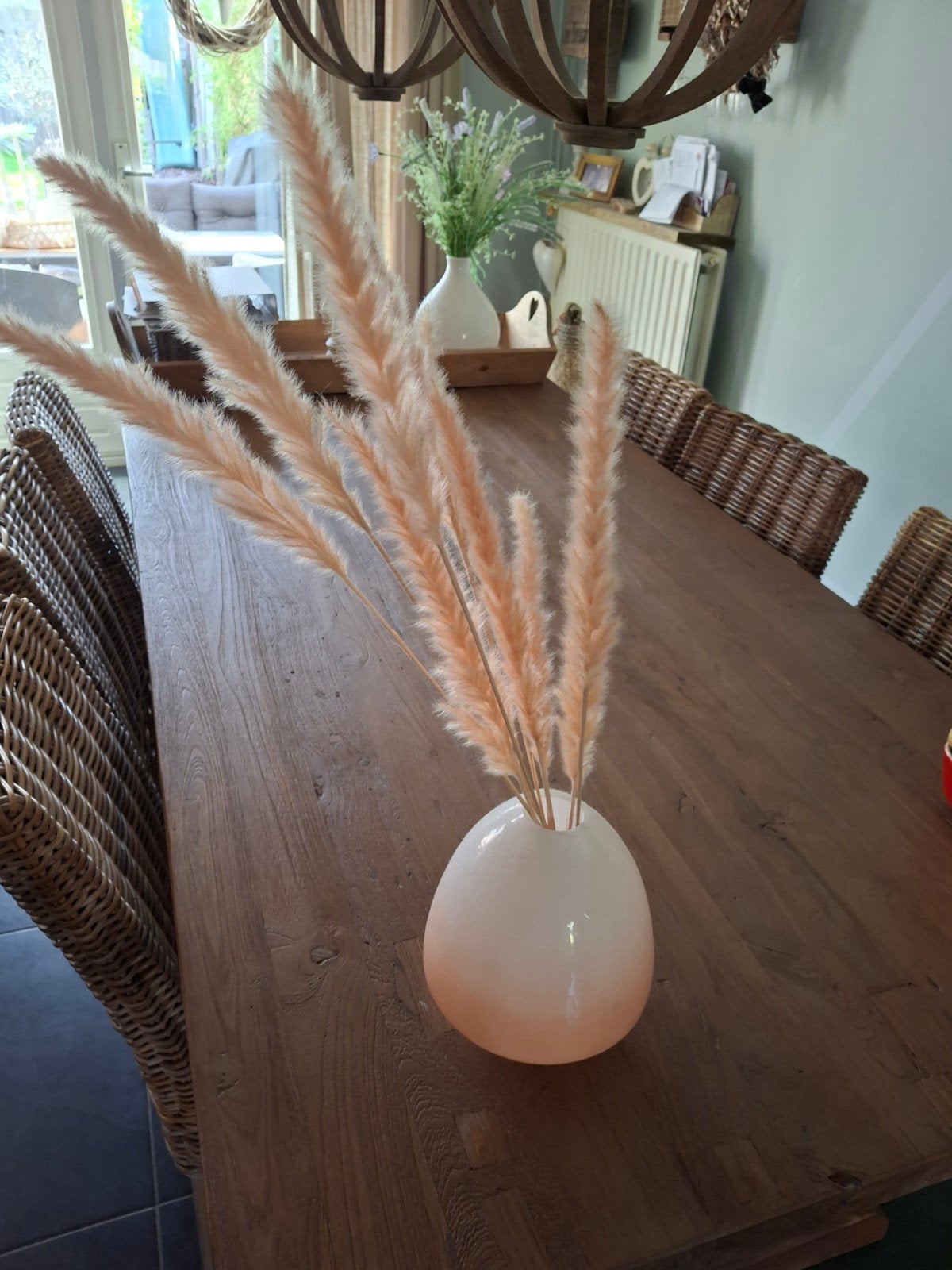 Witte vaas met pampas pluimen, Wit, Ophalen of Verzenden, Zo goed als nieuw, Geschikt voor droogbloemen