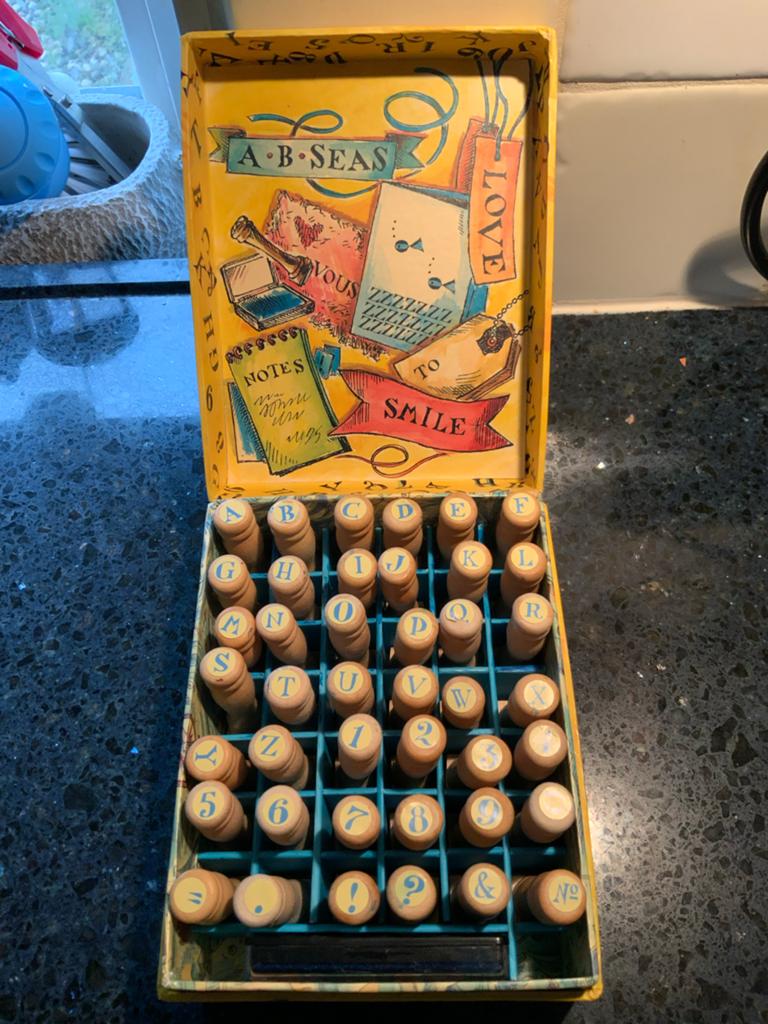 Vintage AB Seas Alphabet Stempels met Inktkussen - Compleet, Ophalen of Verzenden, Gebruikt, Houten stempel