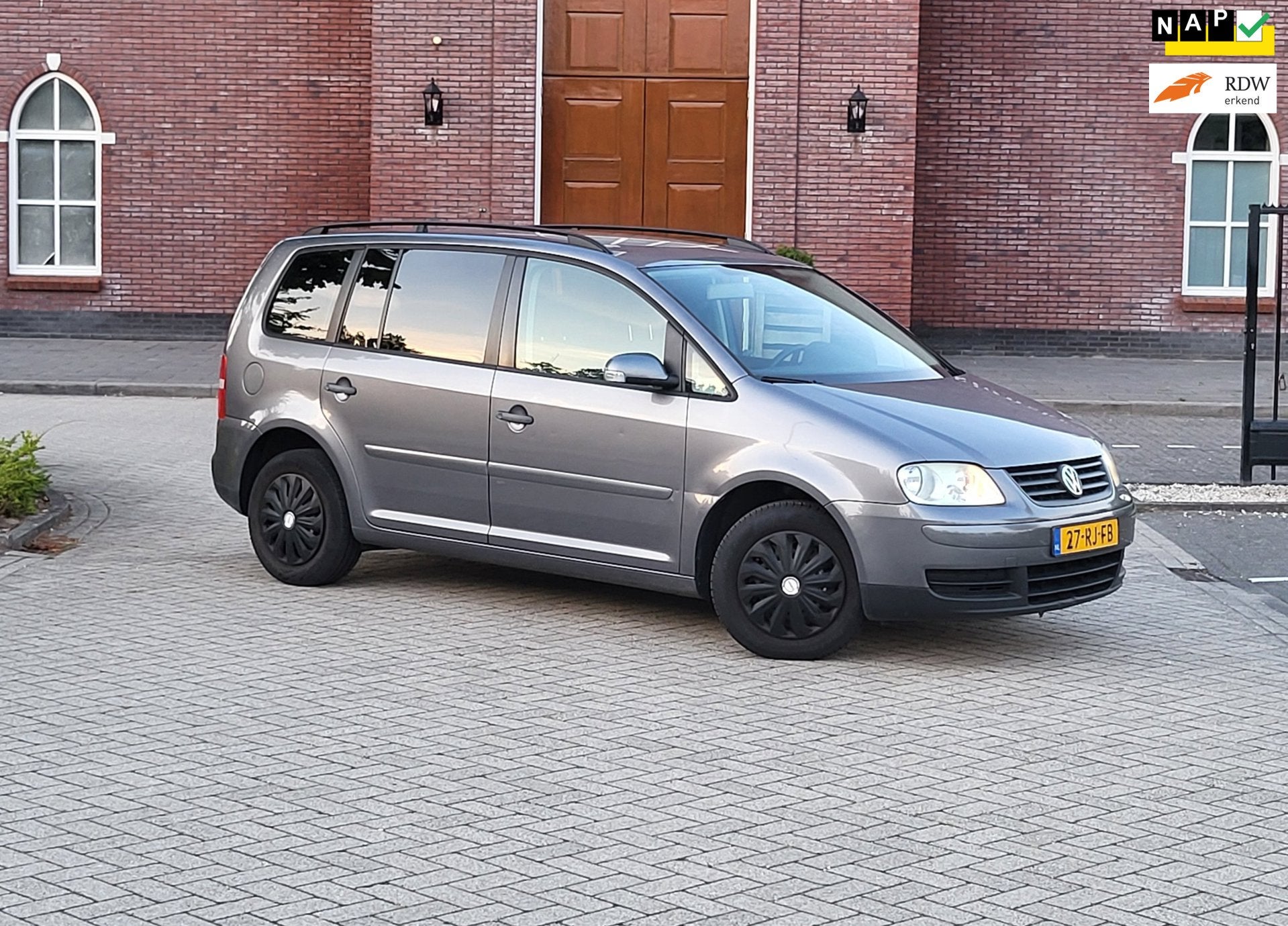 Volkswagen Touran 1.6 Business / AIrco / Navi / Cruise contr, Dealer onderhouden, 4 cilinders, Handgeschakeld, Euro 4