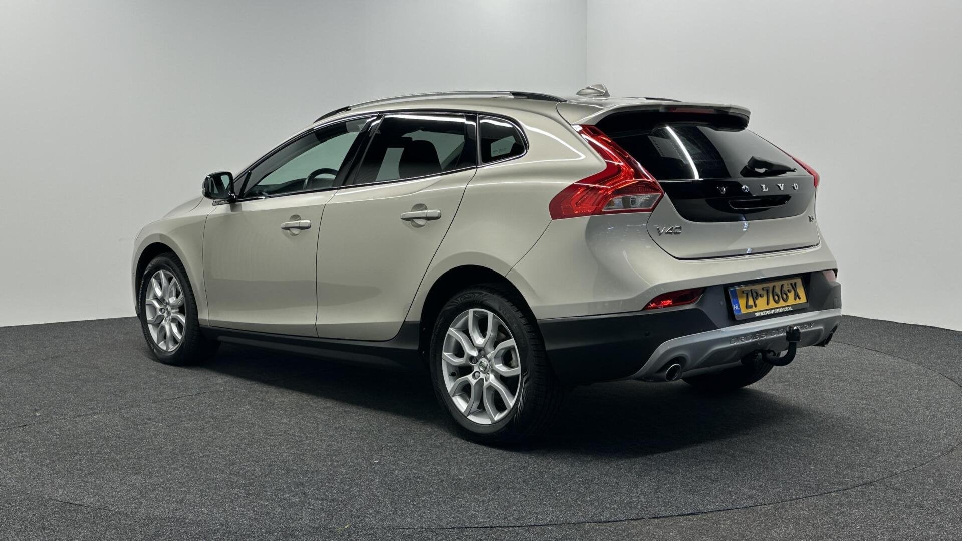 Volvo V40 Cross Country 1.5 T3 Polar+ Luxury LEER PANO NAVI, Auto's, 4 cilinders, 152 pk, Autotrust, Hatchback