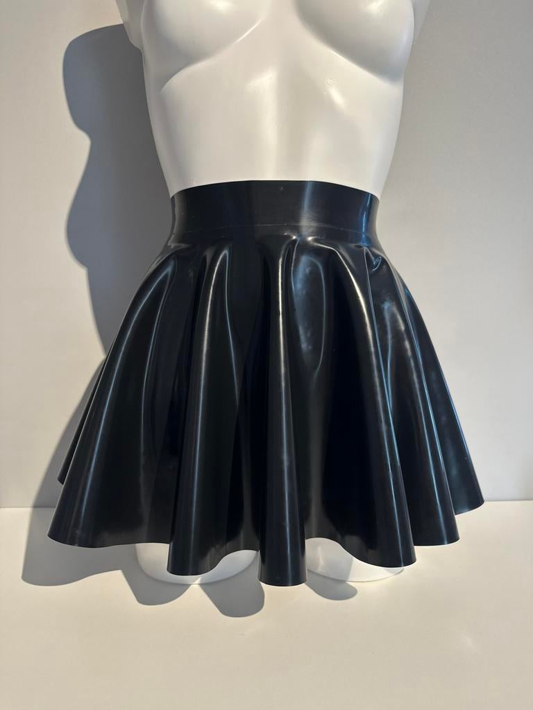 Latex skater skirt, Kleding | Dames, Rokken, Zo goed als nieuw, Maat 38/40 (M), Zwart, Boven de knie, Verzenden