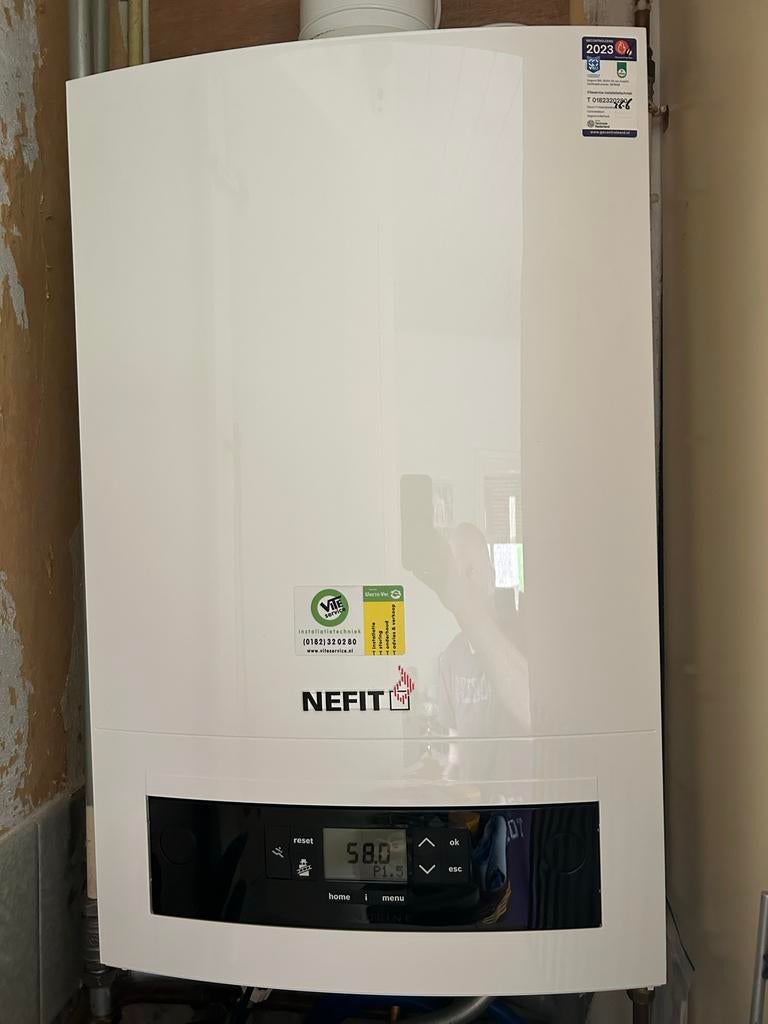 Nefit Bosch CV-ketel - Type HRC25 CW4 bouwjaar 2022, Doe-het-zelf en Verbouw, Verwarming en Radiatoren, Ophalen, 30 tot 80 cm