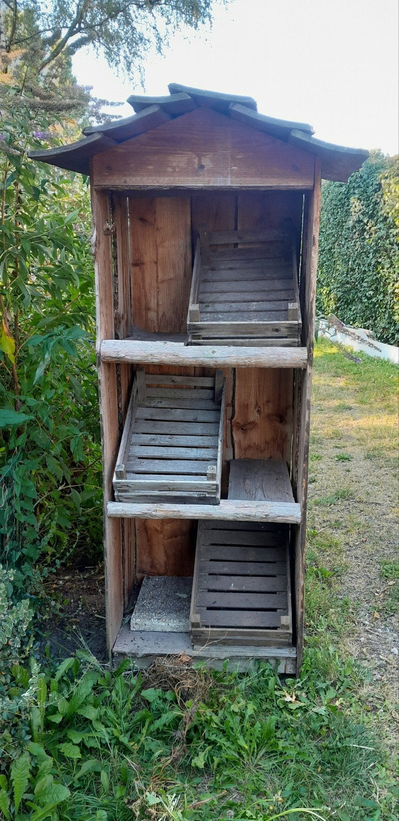 Houten verkoopkraam met kratten, Ophalen